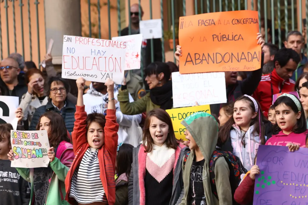 Protesta en el colegio Gascón y Marín de Zaragoza por el retraso en la contratación de docentes.