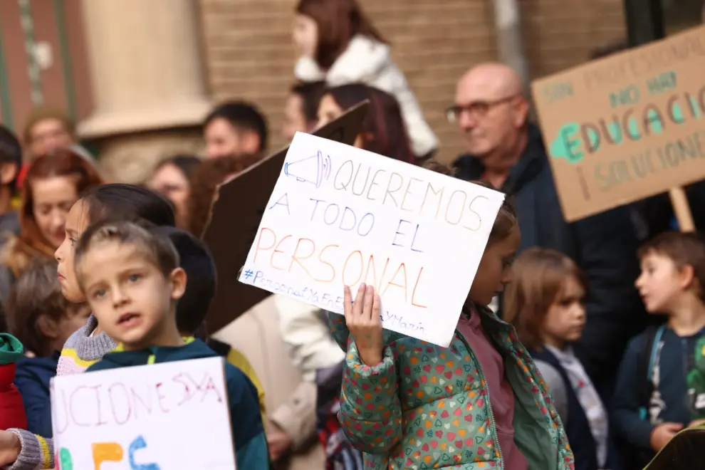 Protesta en el colegio Gascón y Marín de Zaragoza por el retraso en la contratación de docentes.