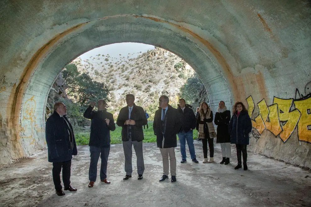 Visita del consejero de Medio Ambiente del Gobierno de Aragón, Manuel Blasco, a los antiguos polvorines del Ejército en el paraje de Campiel