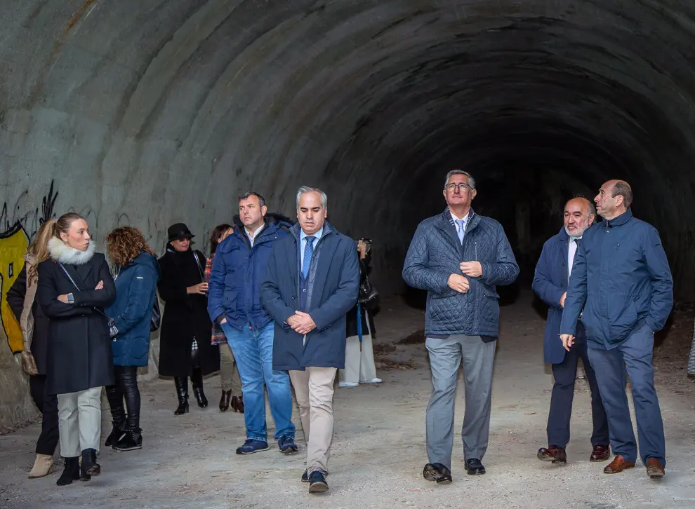 Visita del consejero de Medio Ambiente del Gobierno de Aragón, Manuel Blasco, a los antiguos polvorines del Ejército en el paraje de Campiel