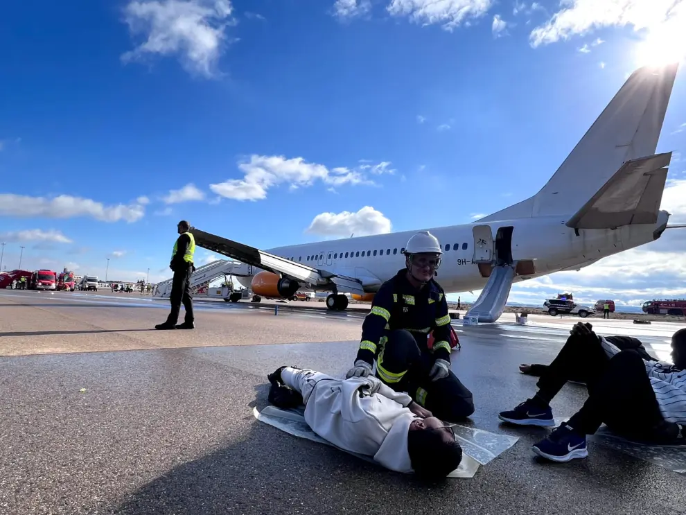 Simulacro de accidente aéreo en el Aeropuerto de Zaragoza.