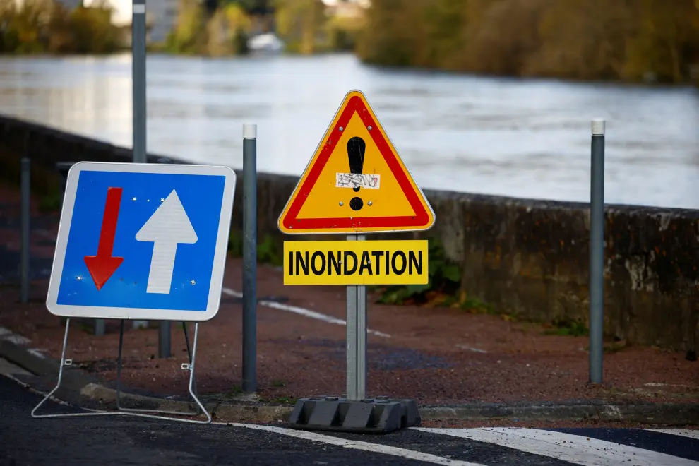 A road sign reading Flood is seen in a street as the Charente River overflows in Saintes after days of heavy rain causing flooding in western France, November 10, 2023. REUTERS/Stephane Mahe [[[REUTERS VOCENTO]]]