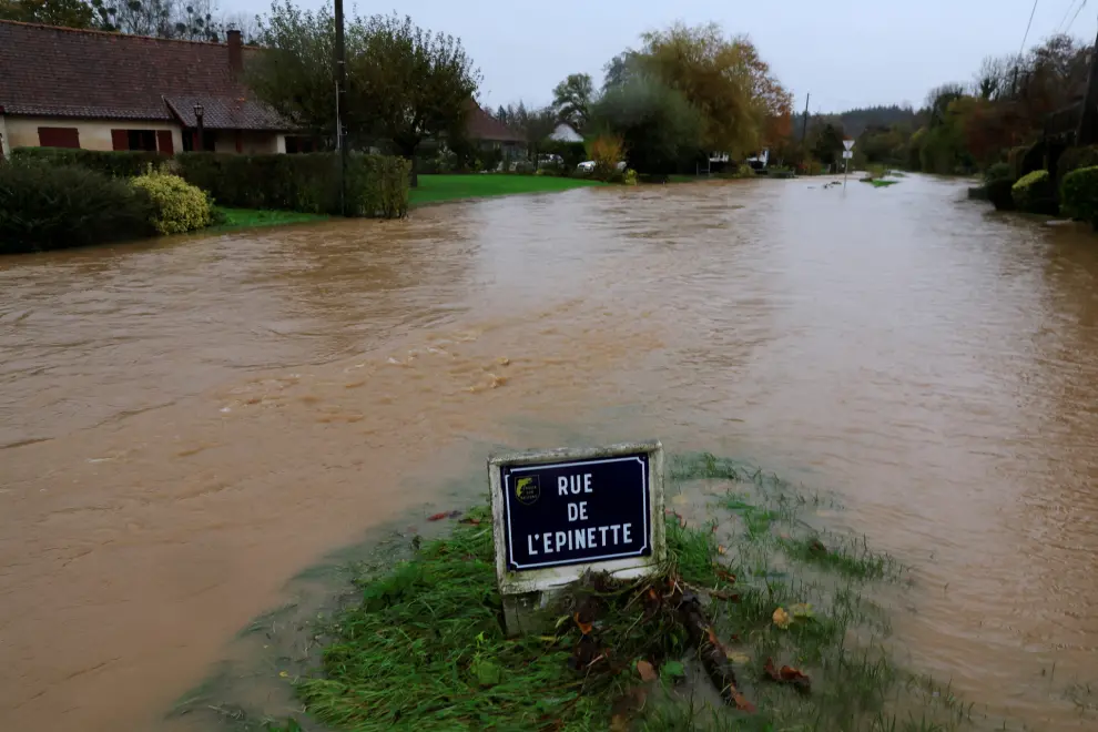 A flooded street is seen in Enquin-sur-Baillons near Montreuil-sur-Mer after days of heavy rain causing flooding in northern France, November 10, 2023. REUTERS/Pascal Rossignol [[[REUTERS VOCENTO]]]