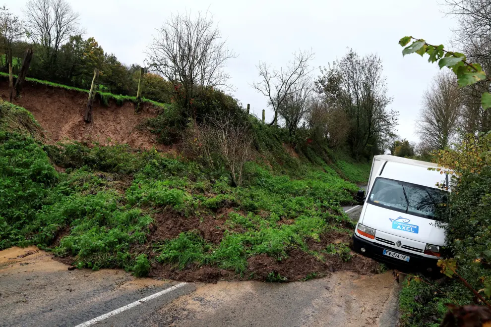 A van is stuck on a road by the collapse of an embankment under water pressure near Neuville-sous-Montreuil after days of heavy rain causing flooding in northern France, November 10, 2023. REUTERS/Pascal Rossignol      TPX IMAGES OF THE DAY [[[REUTERS VOCENTO]]]