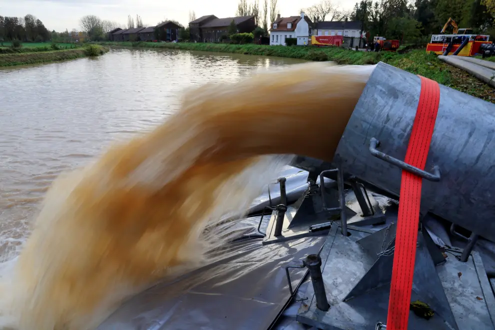 French firefighters use a giant water pump to protect the canal embankment of Neuffosse as the Aa River overflows around Saint-Omer, after heavy rain causing flooding in northern France, November 9, 2023. REUTERS/Pascal Rossignol [[[REUTERS VOCENTO]]]