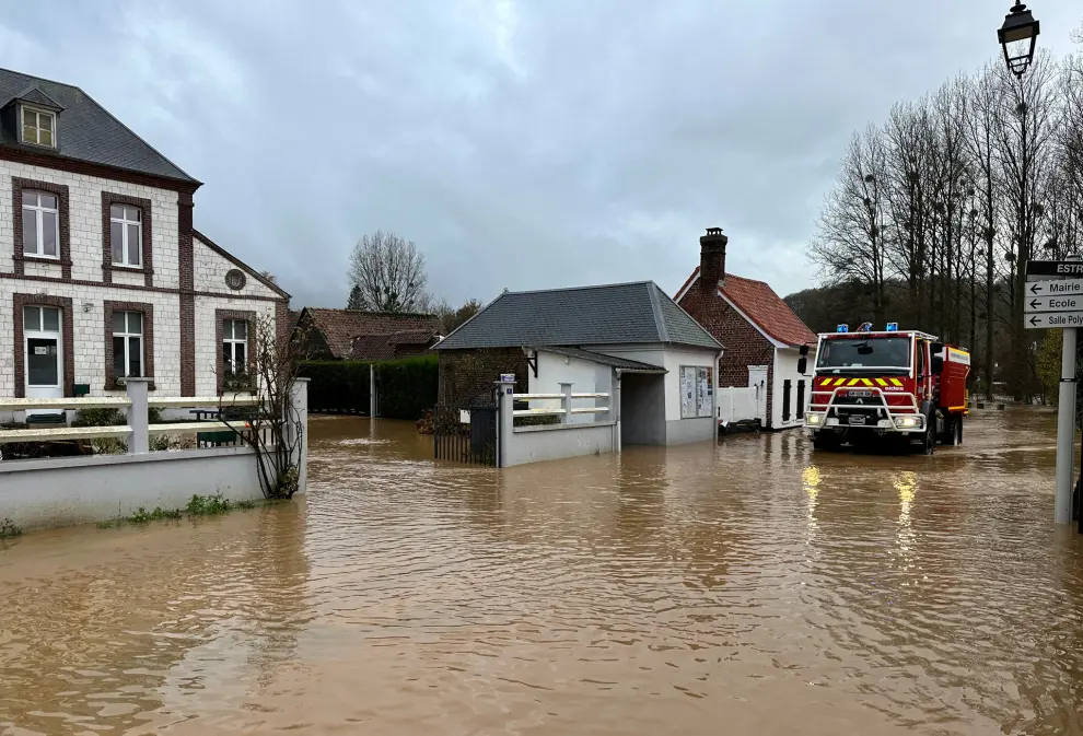 A firefighter truck drives in a flooded street in Estree as the Canche River overflows near Montreuil-sur-Mer after days of heavy rain causing flooding in northern France, November 10, 2023. REUTERS/Pascal Rossignol [[[REUTERS VOCENTO]]]