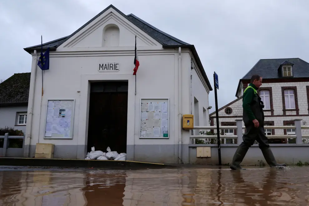 A man walks in a flooded street in Estree as the Canche River overflows near Montreuil-sur-Mer after days of heavy rain causing flooding in northern France, November 10, 2023. REUTERS/Pascal Rossignol [[[REUTERS VOCENTO]]]