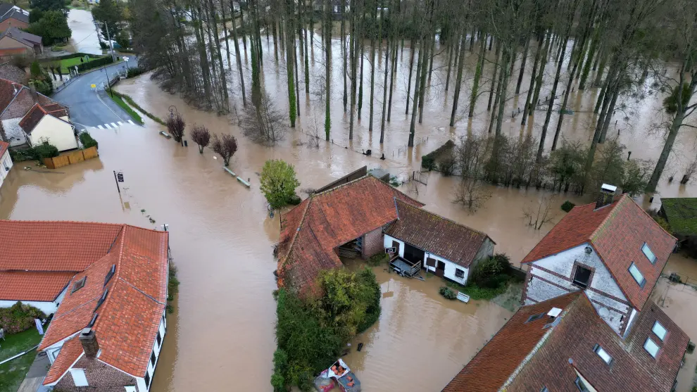 An aerial view shows a flooded area in Estree as the Canche River overflows near Montreuil-sur-Mer after days of heavy rain causing flooding in northern France, November 10, 2023. REUTERS/Pascal Rossignol [[[REUTERS VOCENTO]]]