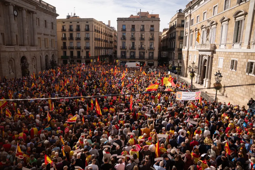 La concentración en la plaza Sant Jaume ante Govern y Ayuntamiento..PAU VENTEO - EUROPA PRESS..12/11/2023 [[[EP]]]