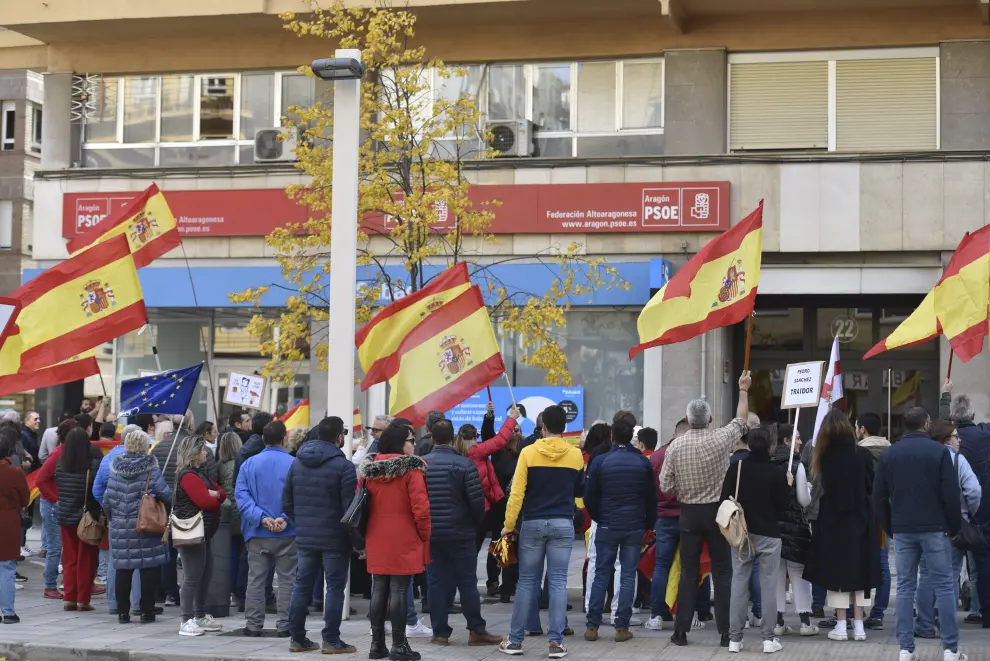 Participantes en la concentración de Vox ante la sede del PSOE en Huesca.