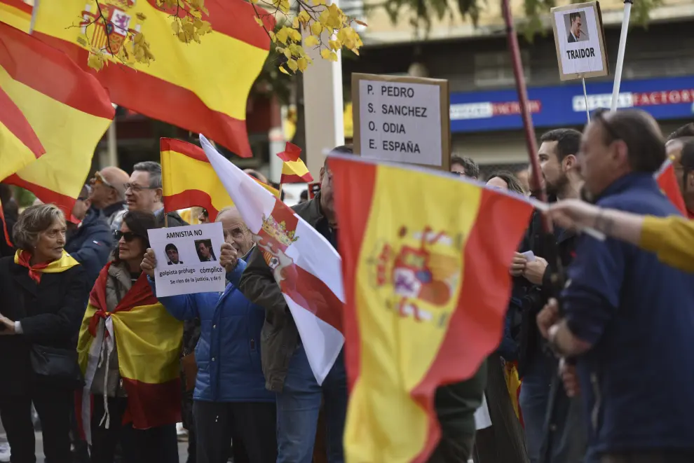 Participantes en la concentración de Vox ante la sede del PSOE en Huesca.