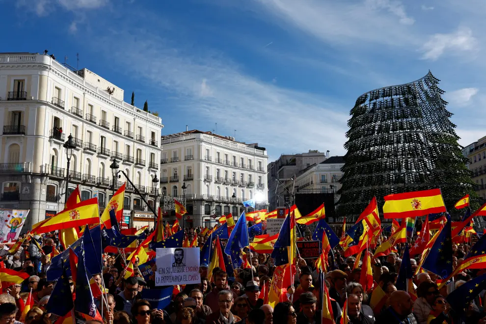 People hold a placard depicting Spanish Prime Minister Pedro Sanchez as they gather to attend a protest called for by the Popular Party against a deal reached by Spains socialists with the Catalan separatist Junts party for government support, which involves amnesties for people involved with Catalonias failed 2017 independence bid, in Madrid, Spain November 12, 2023. REUTERS/Susana Vera [[[REUTERS VOCENTO]]] SPAIN-POLITICS/PROTESTS