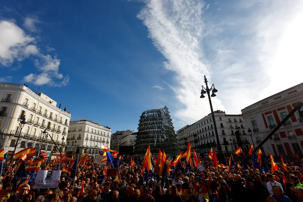 People hold flags and placards as they gather to take part in a protest called for by the Popular Party against a deal reached by Spains socialists with the Catalan separatist Junts party for government support, which involves amnesties for people involved with Catalonias failed 2017 independence bid, in Madrid, Spain November 12, 2023. REUTERS/Susana Vera [[[REUTERS VOCENTO]]] SPAIN-POLITICS/PROTESTS