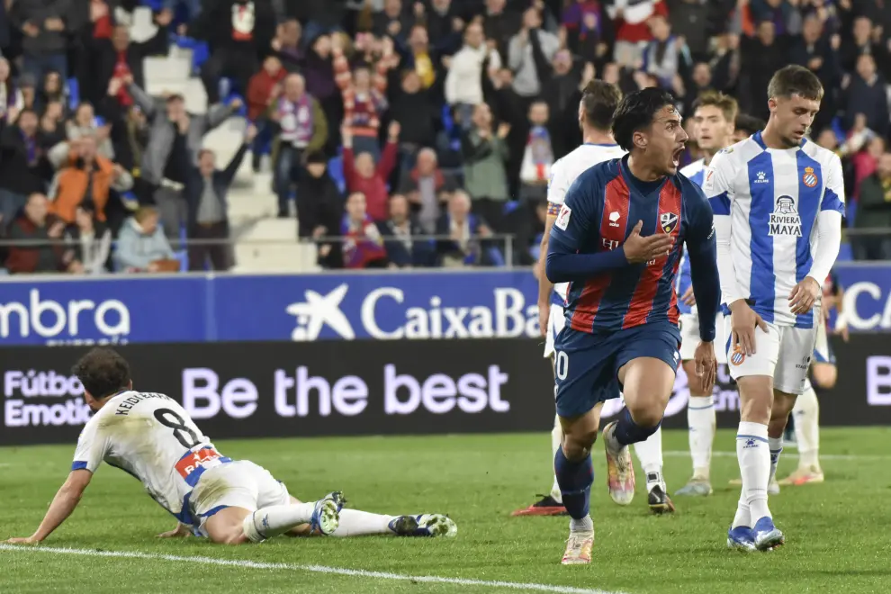 Un momento del partido entre el SD Huesca y el Espanyol.