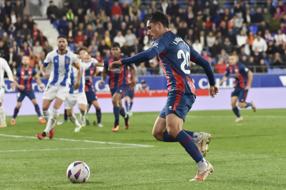 Un momento del partido entre el SD Huesca y el Espanyol.