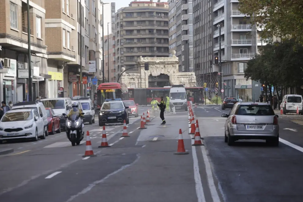 Imágenes de la reapertura al tráfico de la calle Hernán Cortés de Zaragoza
