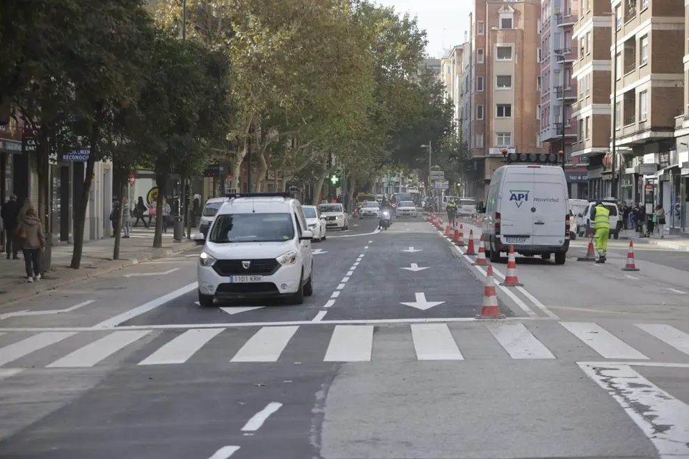 Imágenes de la reapertura al tráfico de la calle Hernán Cortés de Zaragoza
