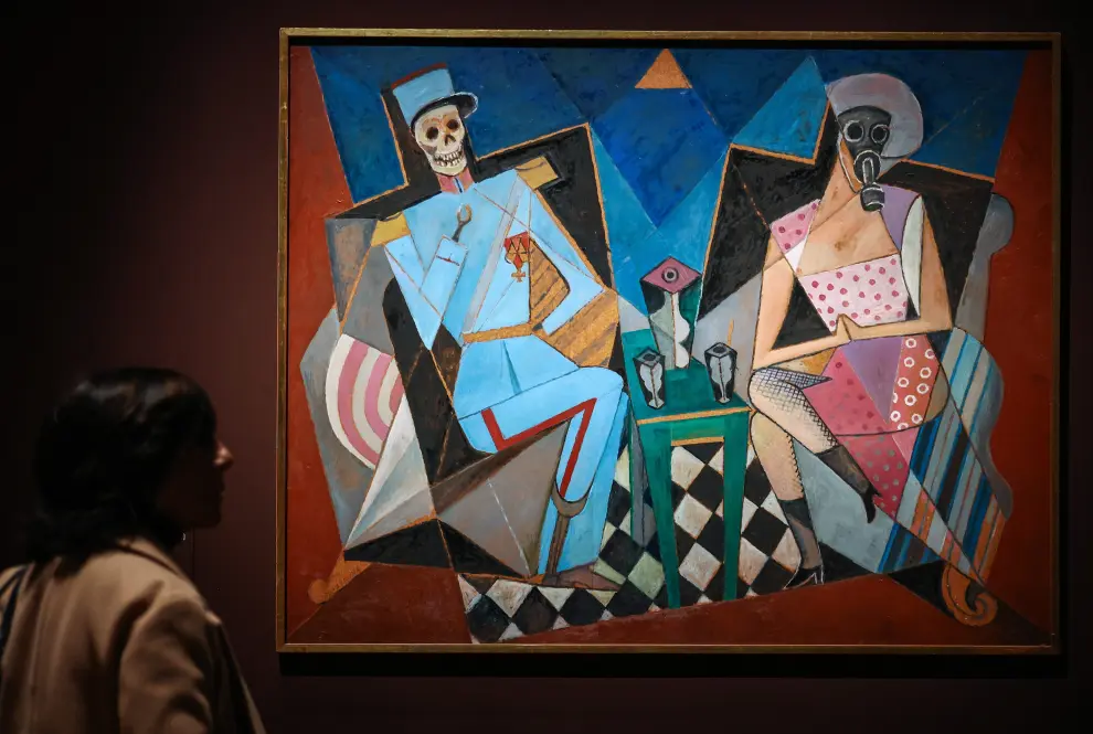 Una mujer pasa junto a las obras de arte tituladas 'La muerte de la mujer' de Marevna
