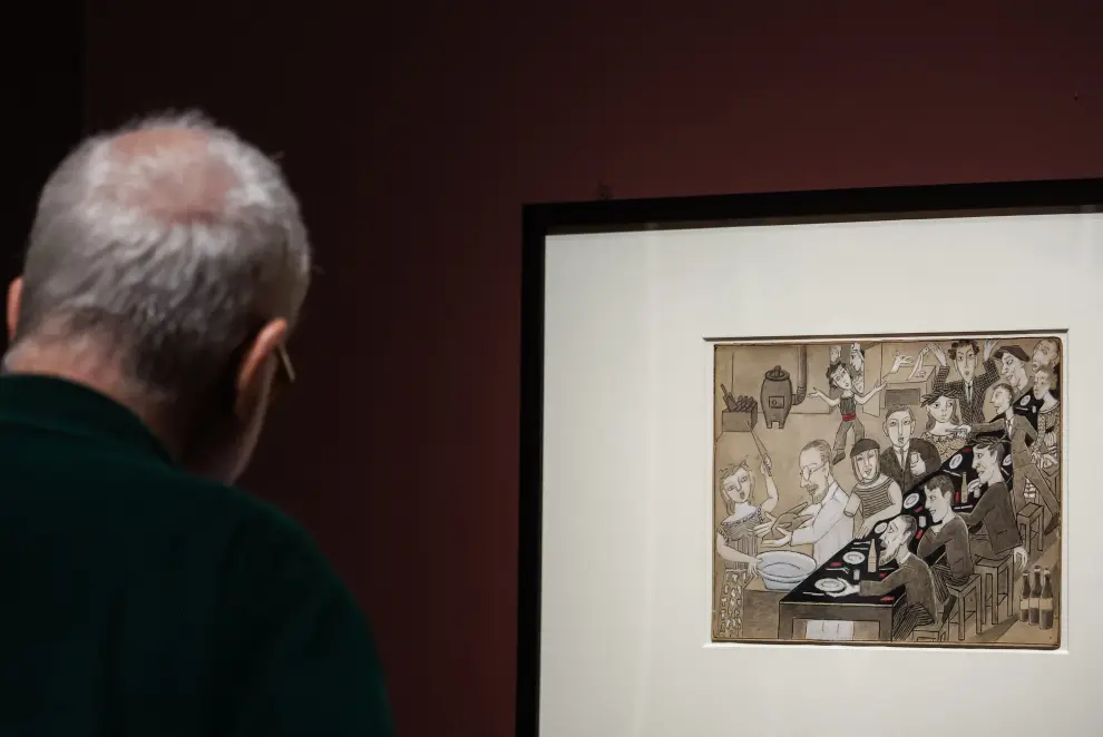 Un hombre pasa junto a la obra de arte titulada 'El banquete de Braque' de Marie Vassilieff