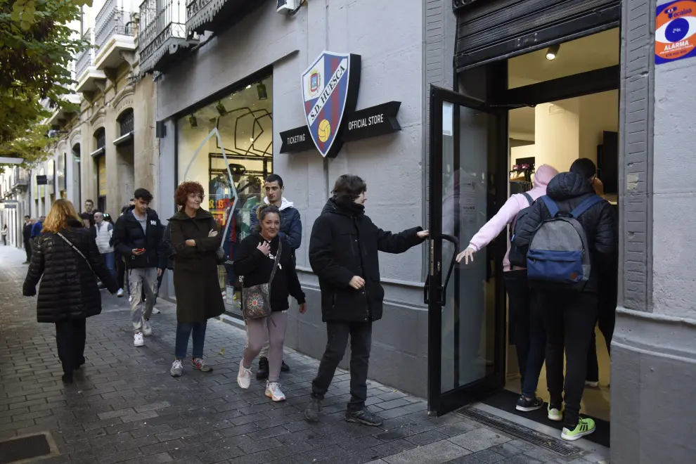 La SD Huesca ha comenzado este lunes la venta de entradas para el derbi de La Romareda.