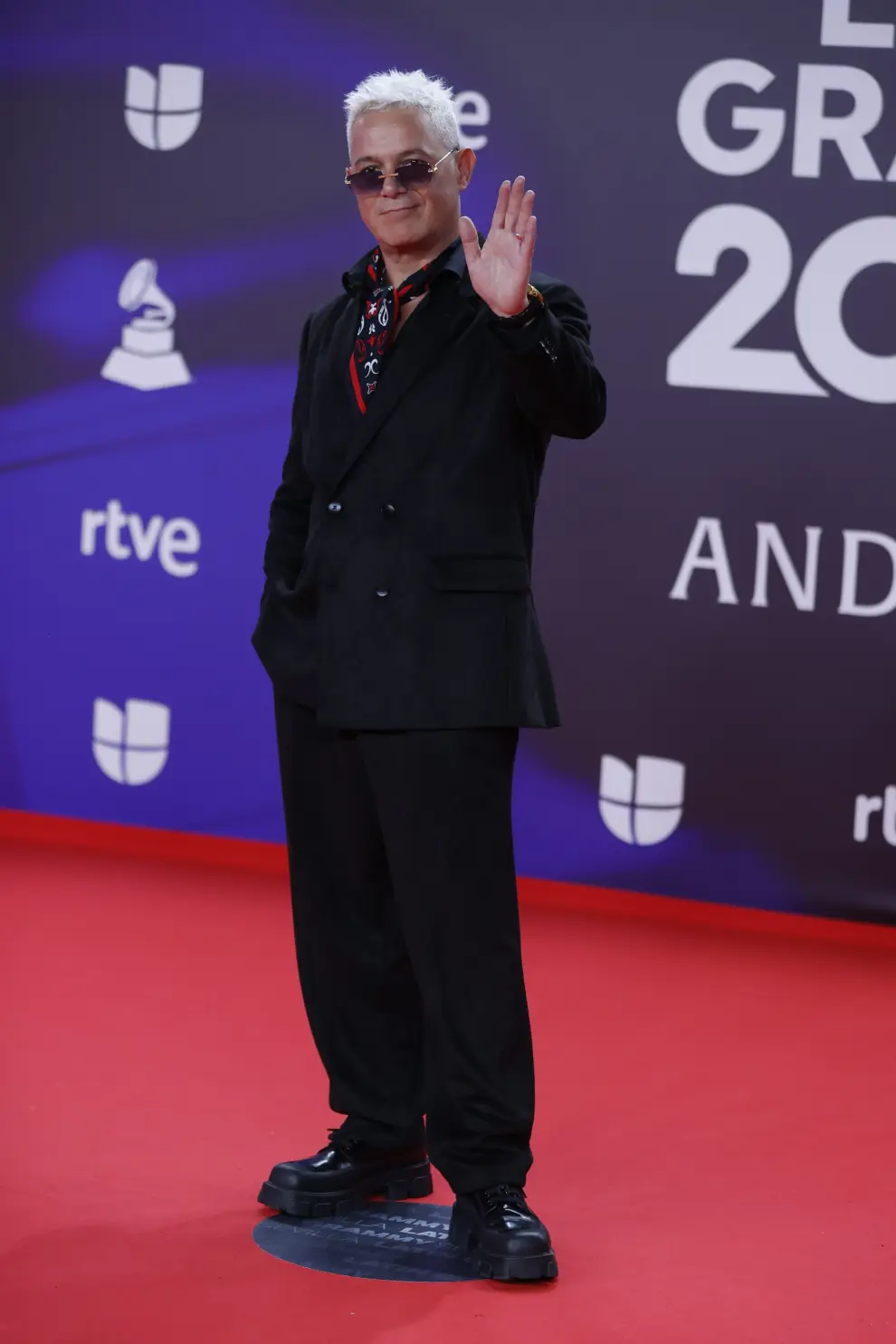 El cantante Alejandro Sanz posa para los fotógrafos en la alfombra roja de la gala anual de los Latin Grammy.