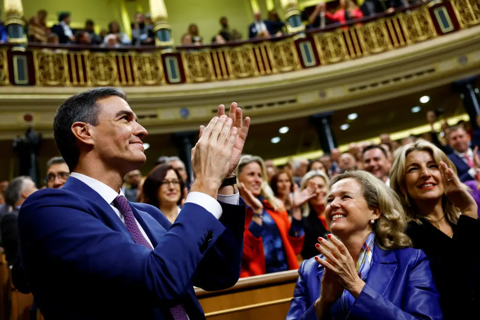 Spains newly re-appointed Prime Minister Pedro Sanchez applauds after the voting at the investiture debate, as Spains Socialists clinched a new term following a deal with the Catalan separatist Junts party for government support, a pact which involves amnesties for people involved with Catalonias failed 2017 independence bid, in Madrid, Spain November 16, 2023. REUTERS/Susana Vera [[[REUTERS VOCENTO]]]