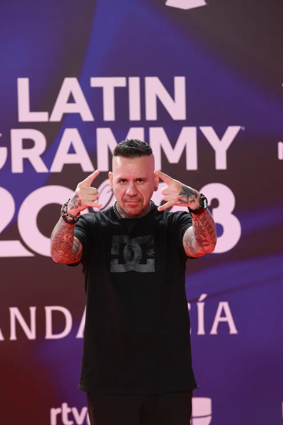 Animall posa durante el photocall previo a la gala de entrega de los Latin Grammy 2023