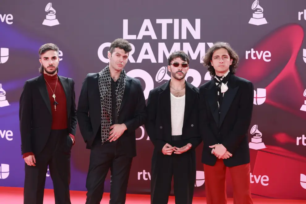 El grupo Arde Bogota, que optan a dos premios Grammy, en la alfombra roja de los Latin Grammy