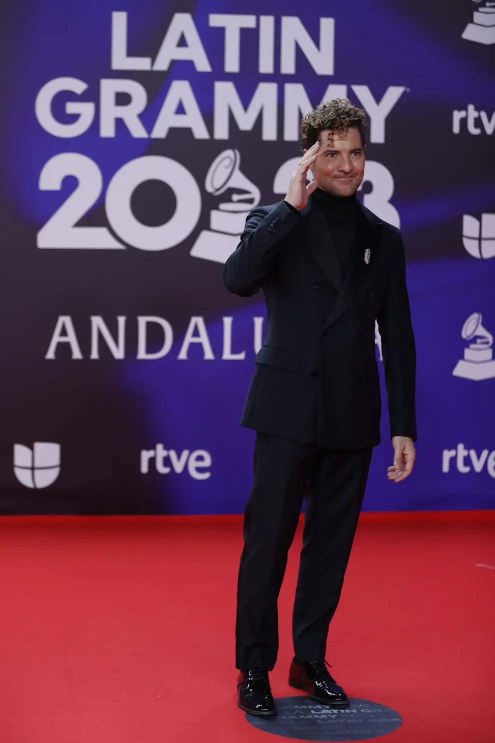 El cantante David Bisbal posa para los fotógrafos en la alfombra roja de la gala anual de los Latin Grammy.