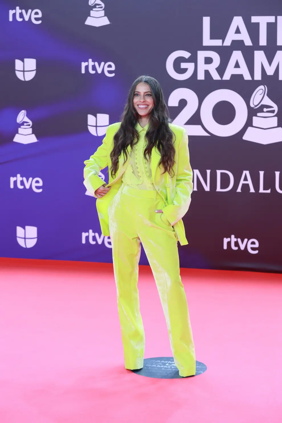La cantante Devi Nova posa durante el photocall previo a la gala de entrega de los Latin Grammy 2023