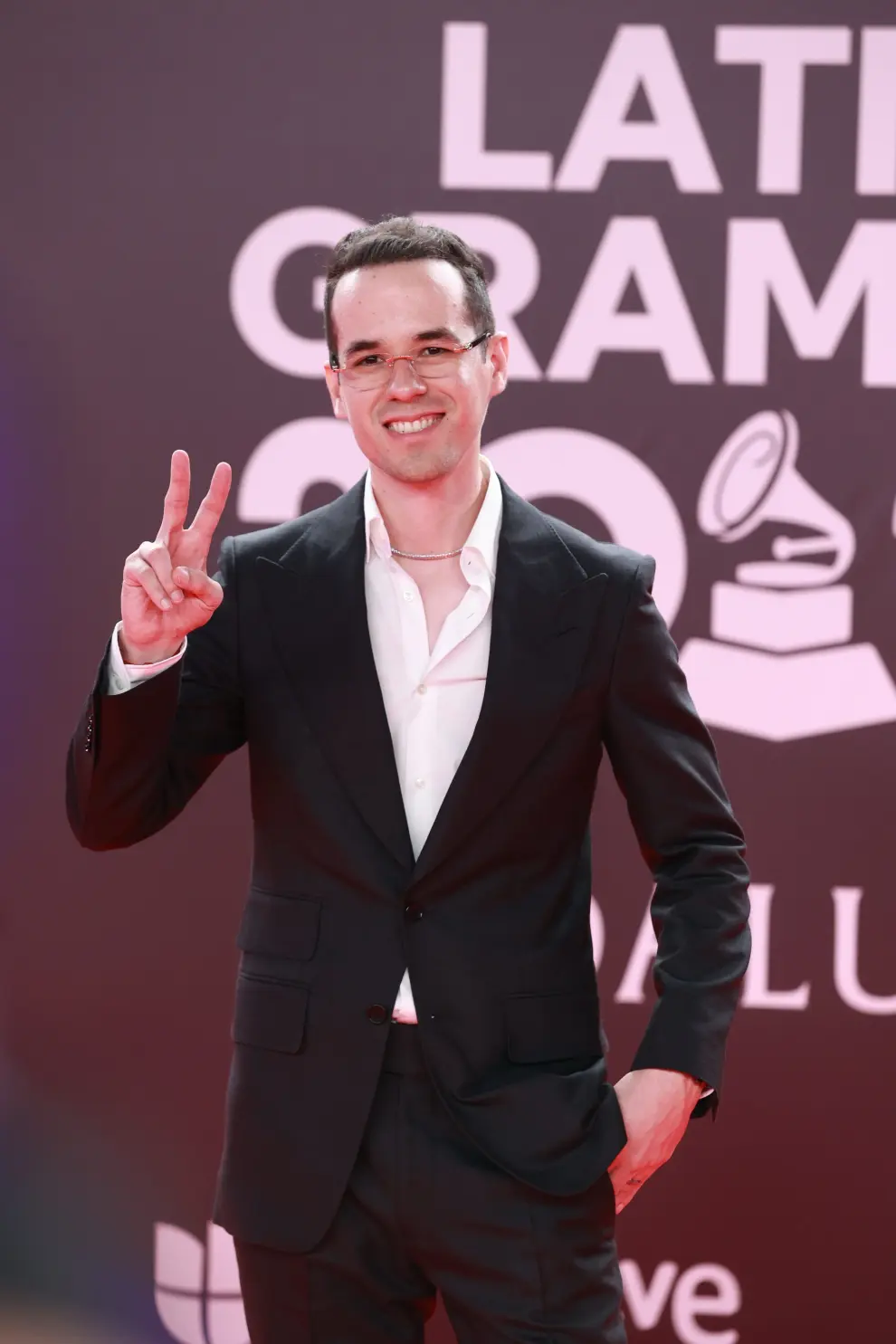 Édgar Barrera posa durante el photocall previo a la gala de entrega de los Latin Grammy 2023