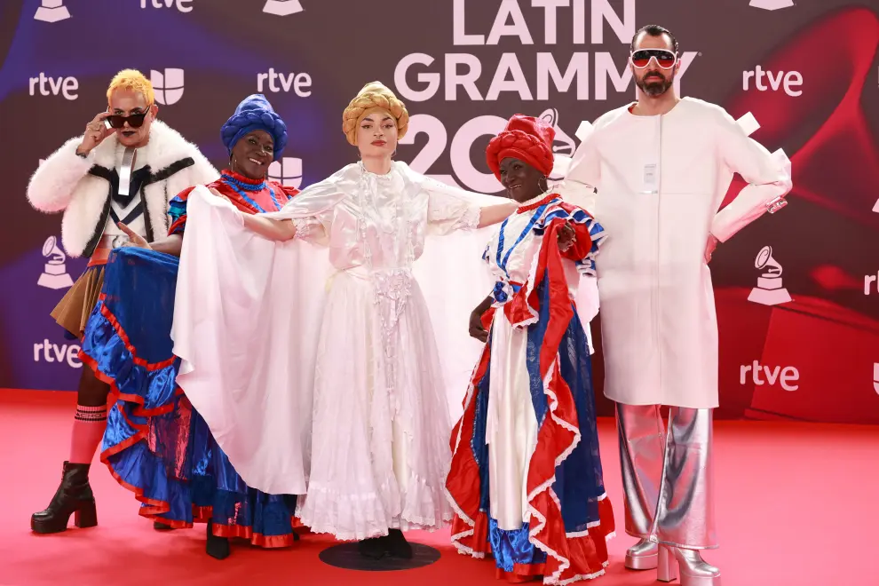El grupo Fran Zetwal posa durante el photocall previo a la gala de entrega de los Latin Grammy 2023
