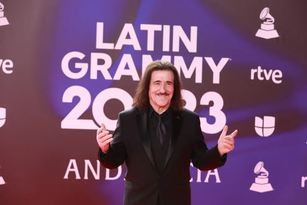 El músico Luis Cobos posa durante el photocall previo a la gala de entrega de los Latin Grammy 2023