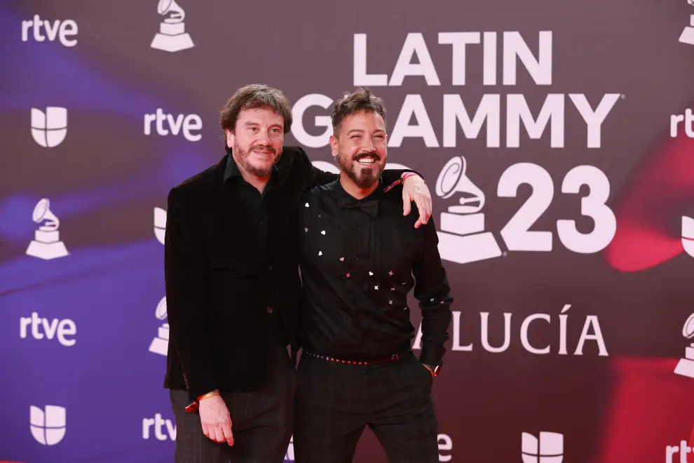 Eli Tersse y Pedro Chico posan durante el photocall previo a la gala de entrega de los Latin Grammy 2023