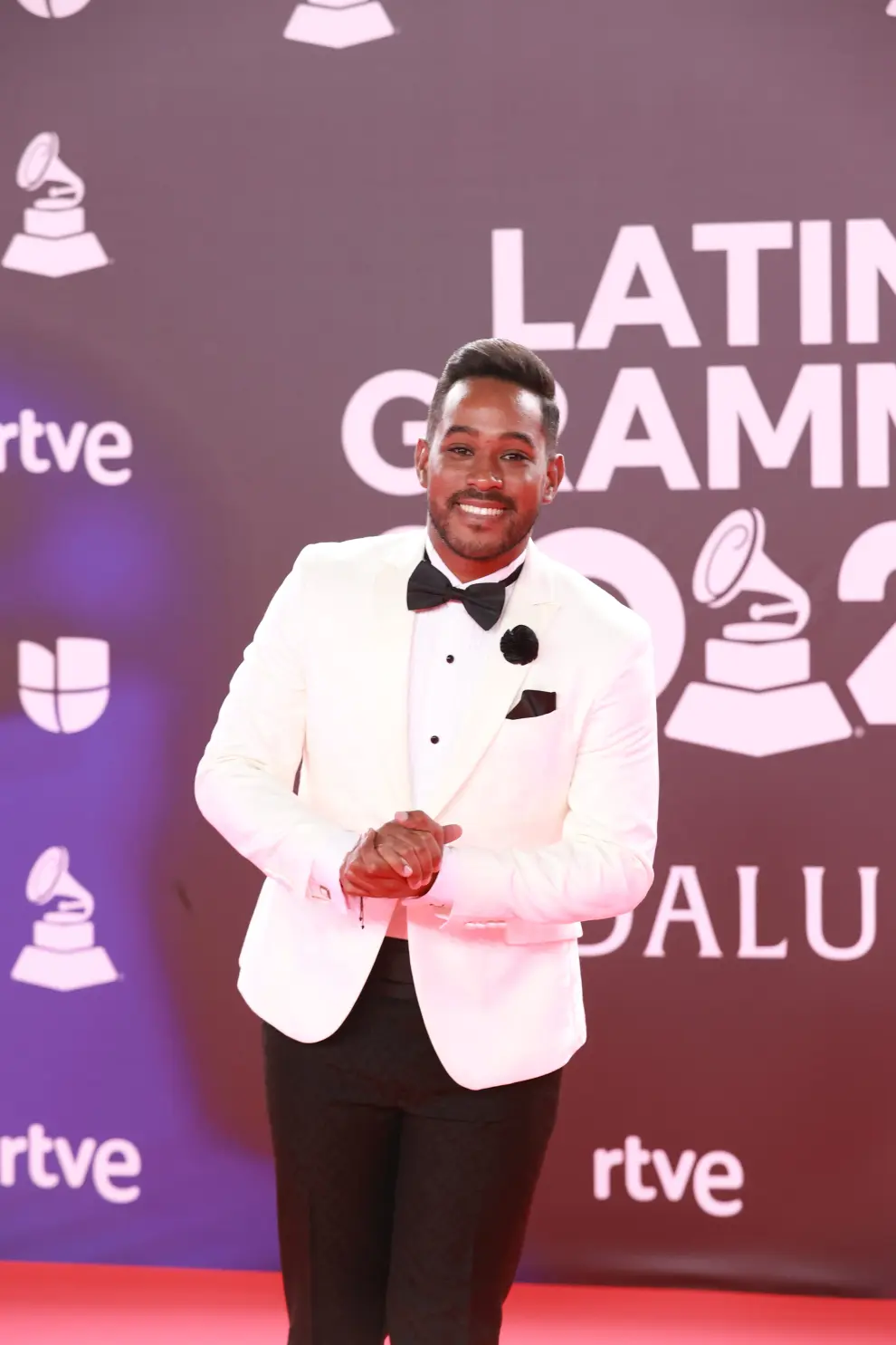 El cantante Ethiel Failde posa durante el photocall previo a la gala de entrega de los Latin Grammy 2023