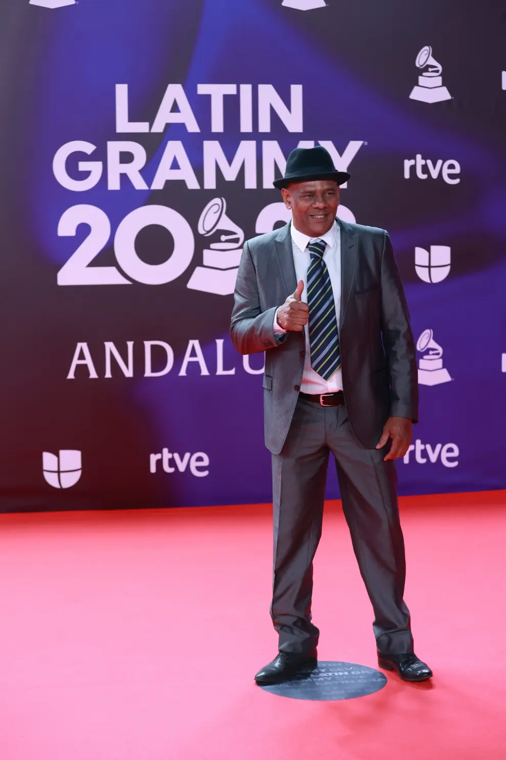 El músico Fernando Dewar posa durante el photocall previo a la gala de entrega de los Latin Grammy 2023