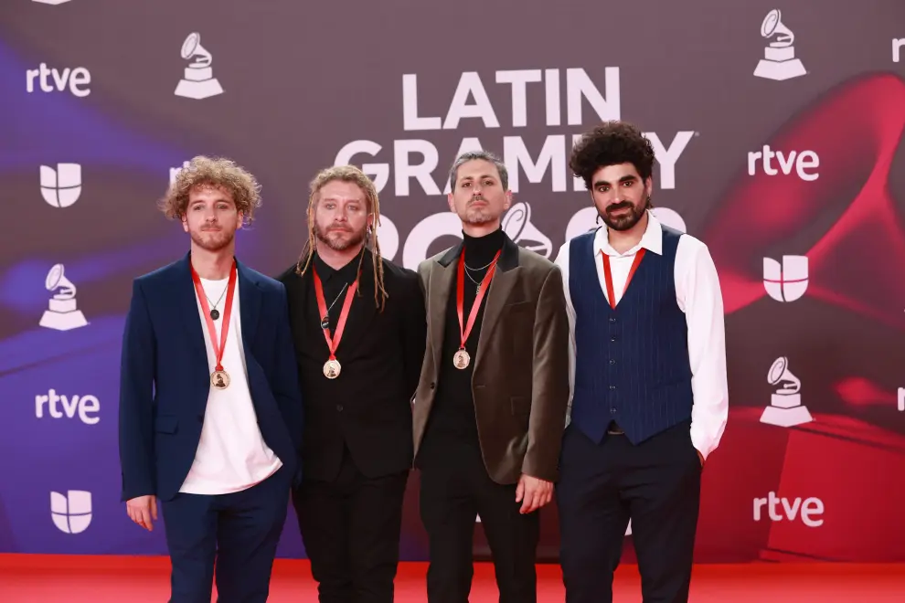 Los artistas Juan Pablo Alfieri, Nicolas Alfieri, Luca Albano y Alexis Koleff posan para los fotógrafos en la alfombra roja de la gala anual de los Latin Grammy.