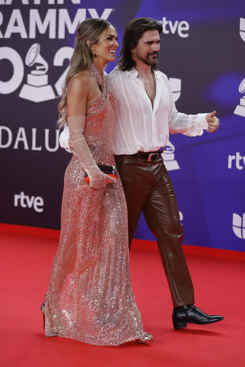El cantante colombiano Juanes, nominado en cuatro categorías entre ellas Álbum del Año y Mejor Canción de Rock, y su mujer posan para los fotógrafos en la alfombra roja de la gala anual de los Latin Grammy.