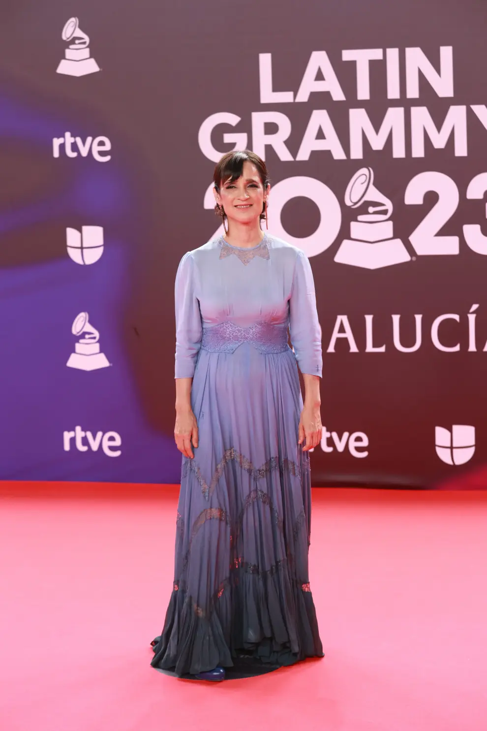 La cantante Julieta Venegas posa durante el photocall previo a la gala de entrega de los Latin Grammy 2023