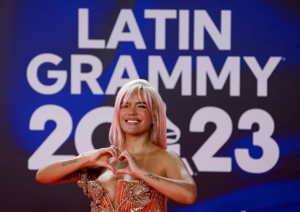 La cantante Karol G posa para los fotógrafos en la alfombra roja de la gala anual de los Latin Grammy.