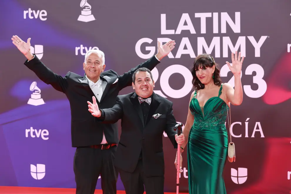 La orquesta sinfónica Simón Bolivar posa durante el photocall previo a la gala de entrega de los Latin Grammy 2023