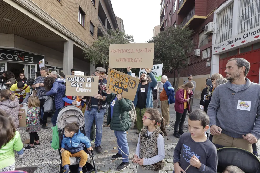 Las familias de Caneto trasladan su protesta a las Cortes de Aragón
