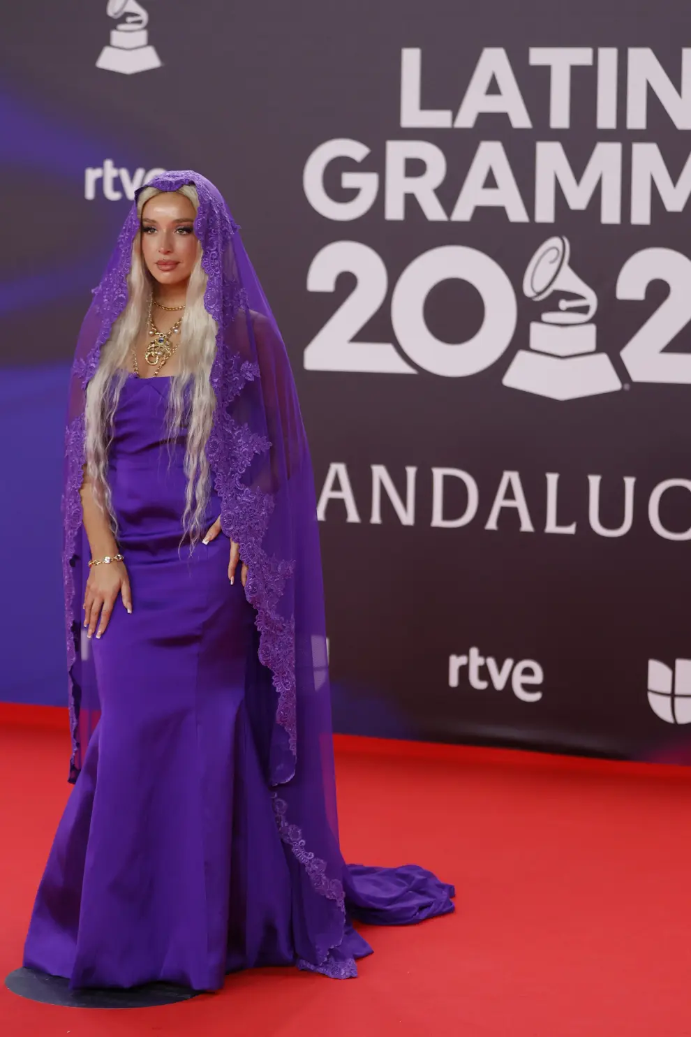 La cantante española Lola Índigo posa durante el photocall previo a la gala de entrega de los Latin Grammy 2023