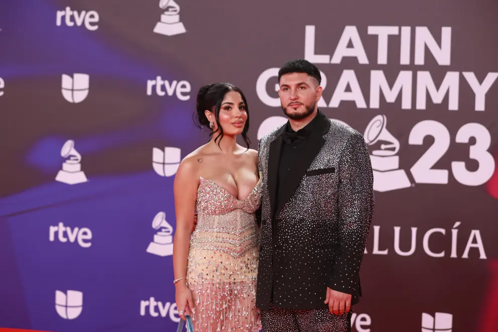 Lola Romero y  Omar Montes posa para los fotógrafos en la alfombra roja de la gala anual de los Latin Grammy.