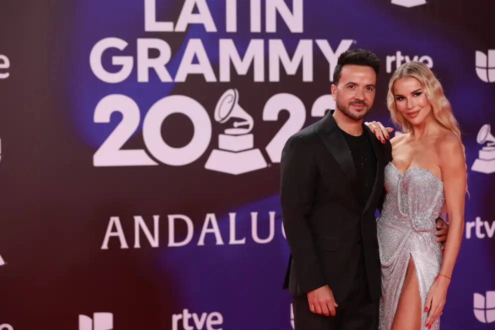 El cantante Luis Fonsi y su mujer Águeda López posa para los fotógrafos en la alfombra roja de la gala anual de los Latin Grammy.