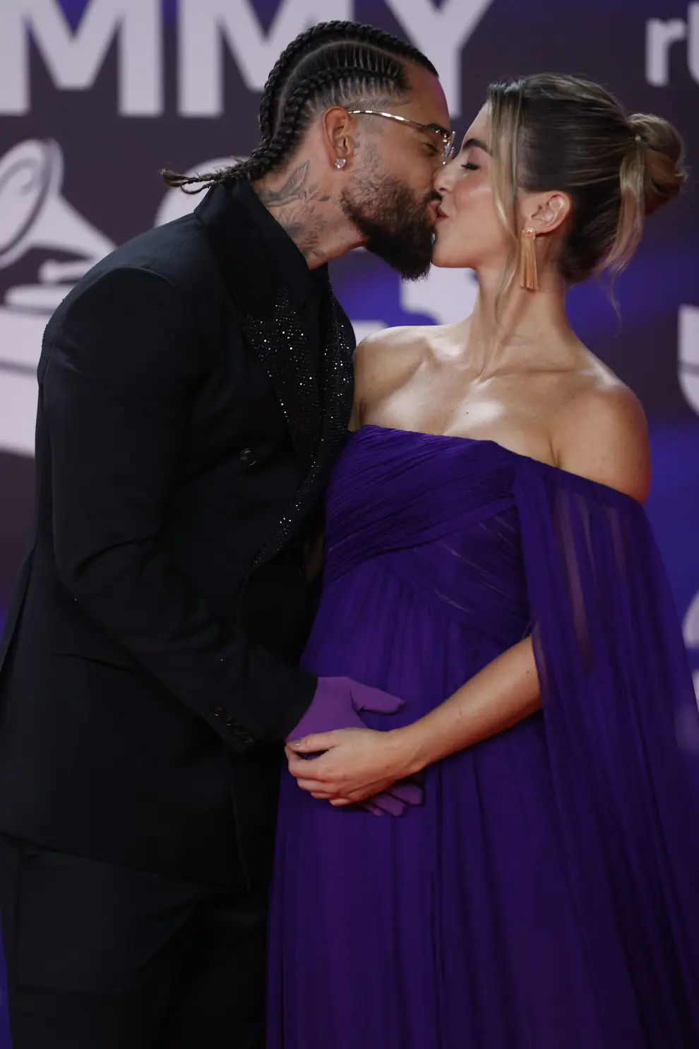 Maluma y su pareja, Susana Gómez, posan para los fotógrafos en la alfombra roja de la gala anual de los Latin Grammy.