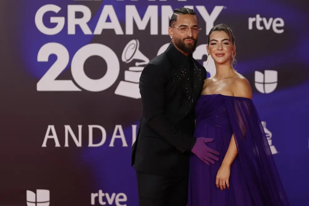Maluma y su pareja, Susana Gómez, posan para los fotógrafos en la alfombra roja de la gala anual de los Latin Grammy.