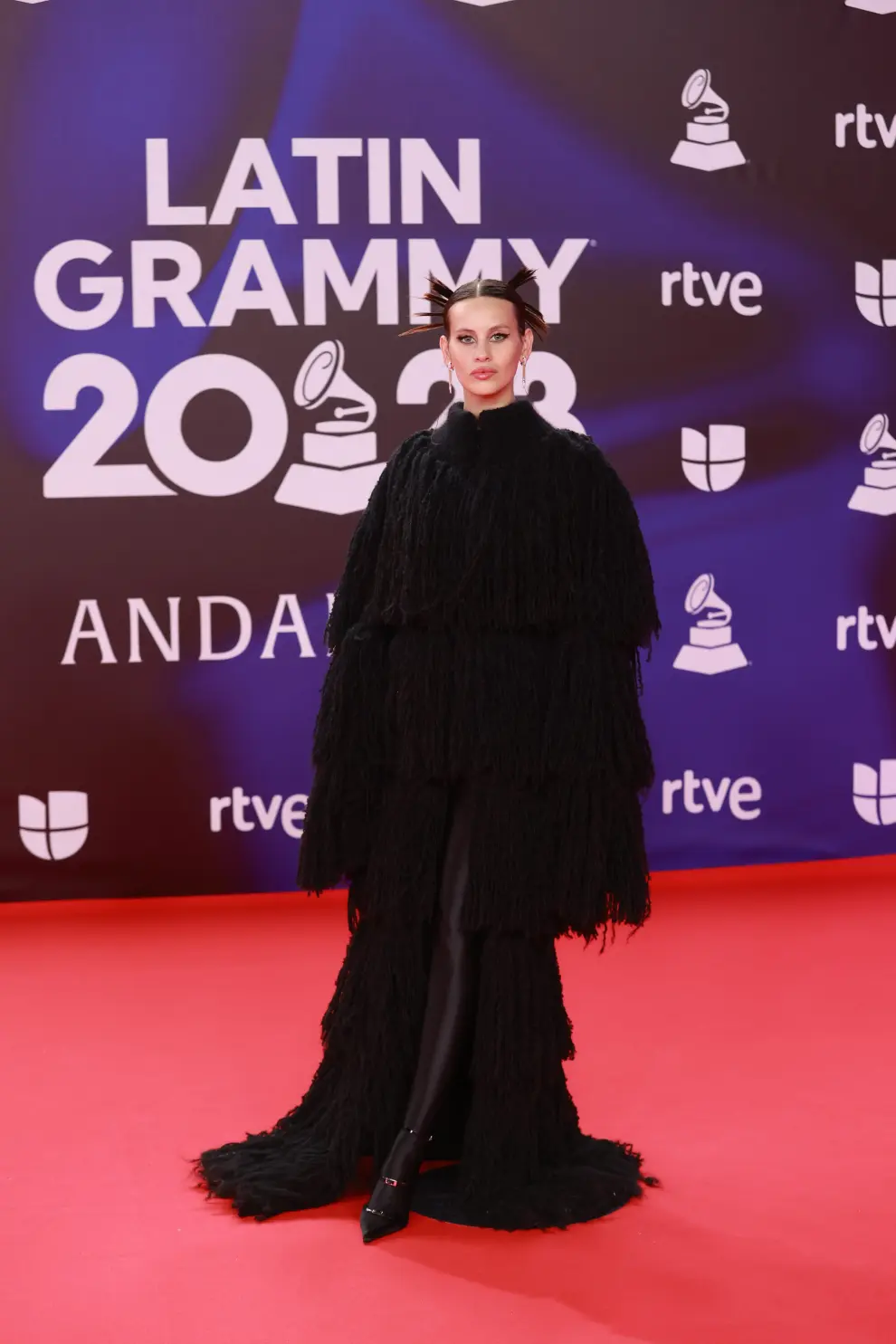 La actriz Milena Smit posa durante el photocall previo a la gala de entrega de los Latin Grammy 2023