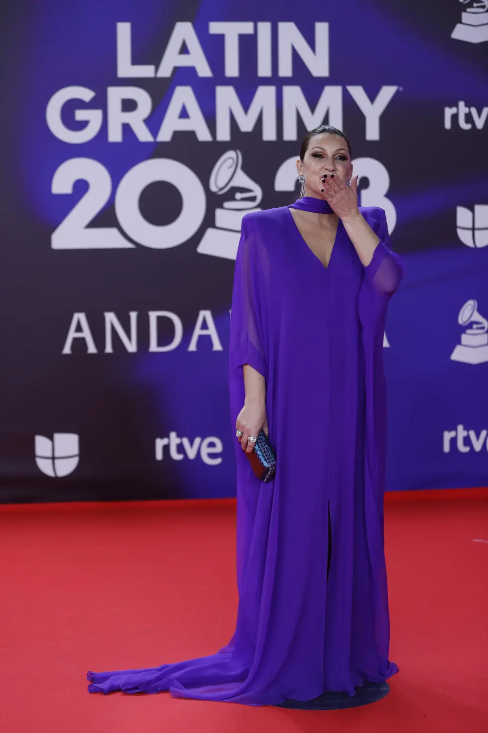 La cantante española de flamenco Niña Pastori posa para los fotógrafos en la alfombra roja de la gala anual de los Latin Grammy.