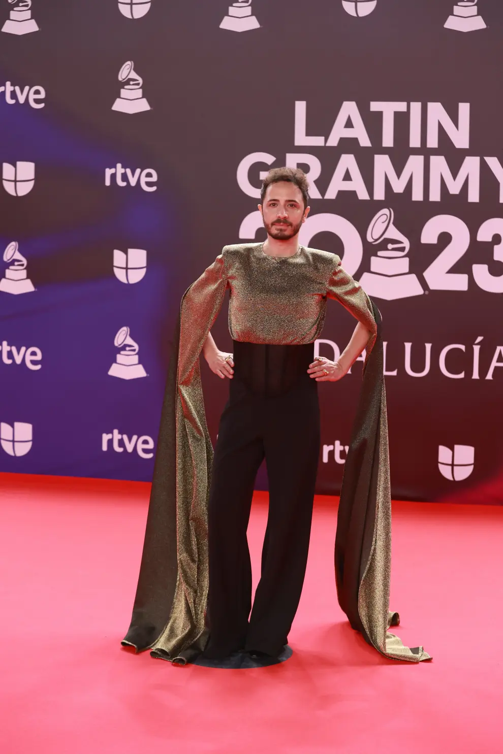 El artista musical Osvaldo Supino posa durante el photocall previo a la gala de entrega de los Latin Grammy 2023